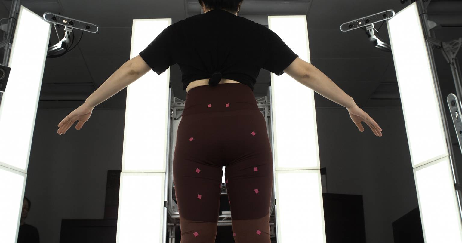 Sports leggings with different material mechanical properties, pattern designs and circumferential dimensions were used as experimental samples.