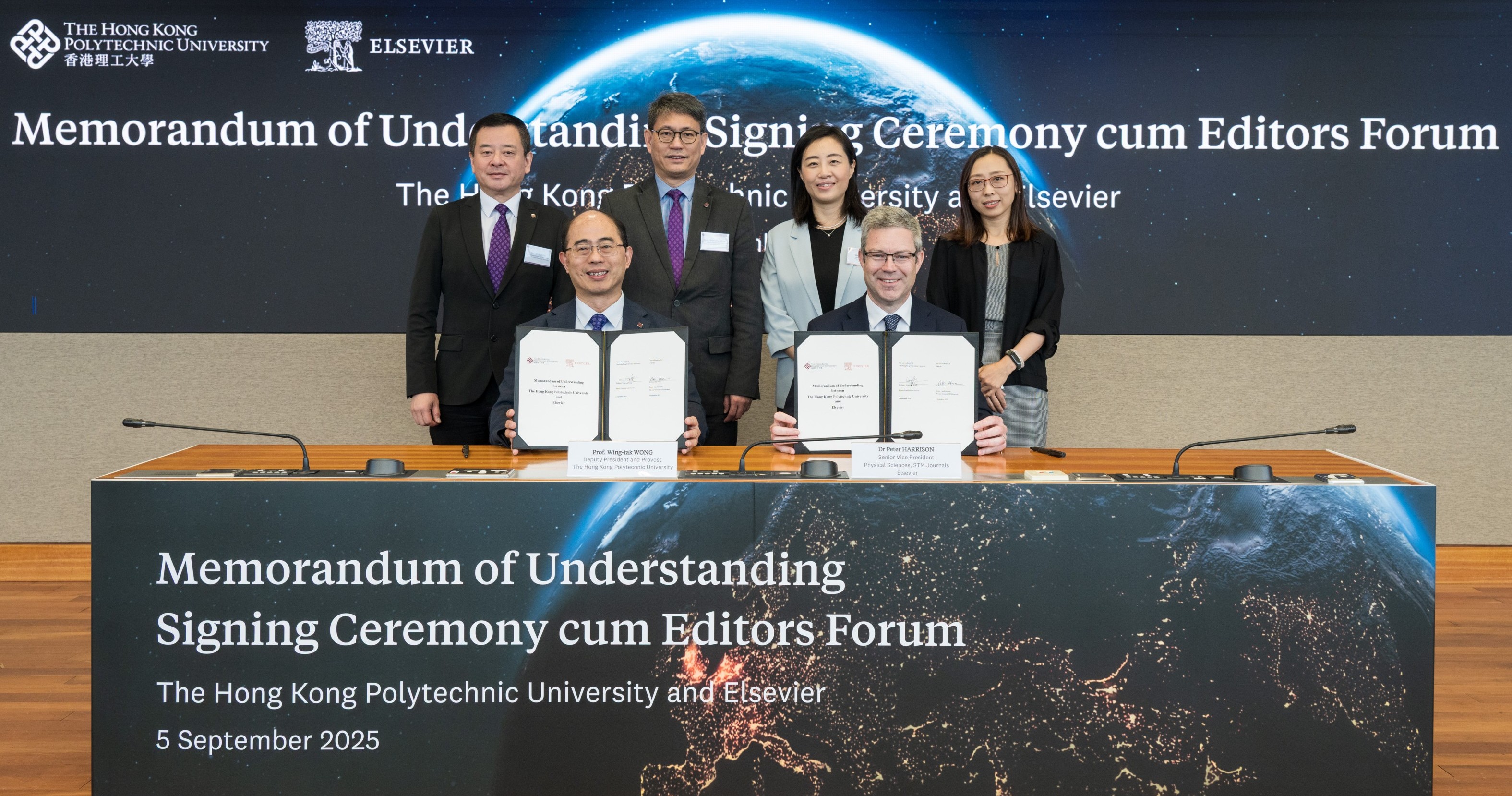 理大常務及學務副校長黃永德教授（前排左）及Elsevier全球高級副總裁Peter Harrison博士（前排右）代表雙方簽署合作備忘錄。理大副校長（研究及創新）趙汝恒教授（後排左二）及副校長（學生及環球事務）楊立偉教授（後排左一），聯同Elsevier全球期刊中國區董事總經理孫岩女士（後排右二）、材料科學期刊全球出版總監白潔女士（後排右一）出席見證儀式。