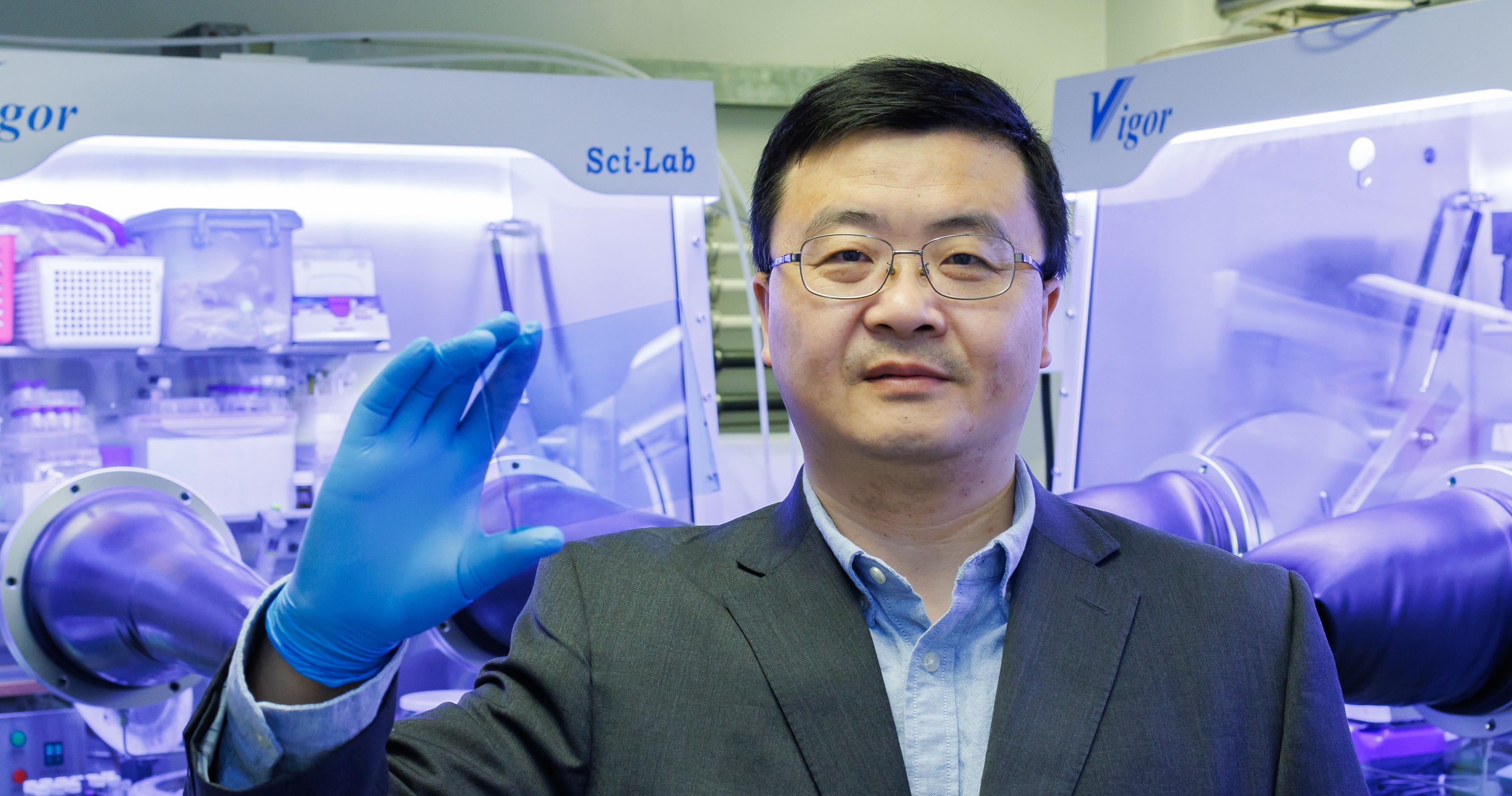 A research team led by Prof. Li Gang, Chair Professor of Energy Conversion Technology and Sir Sze-yuen Chung Endowed Professor in Renewable Energy of the PolyU Department of Electrical and Electronic Engineering, has developed an innovative parameter, FoMLUE, to evaluate the potential of photoactive materials for semi-transparent organic photovoltaics (ST-OPVs), paving the way for their widespread commercial applications.