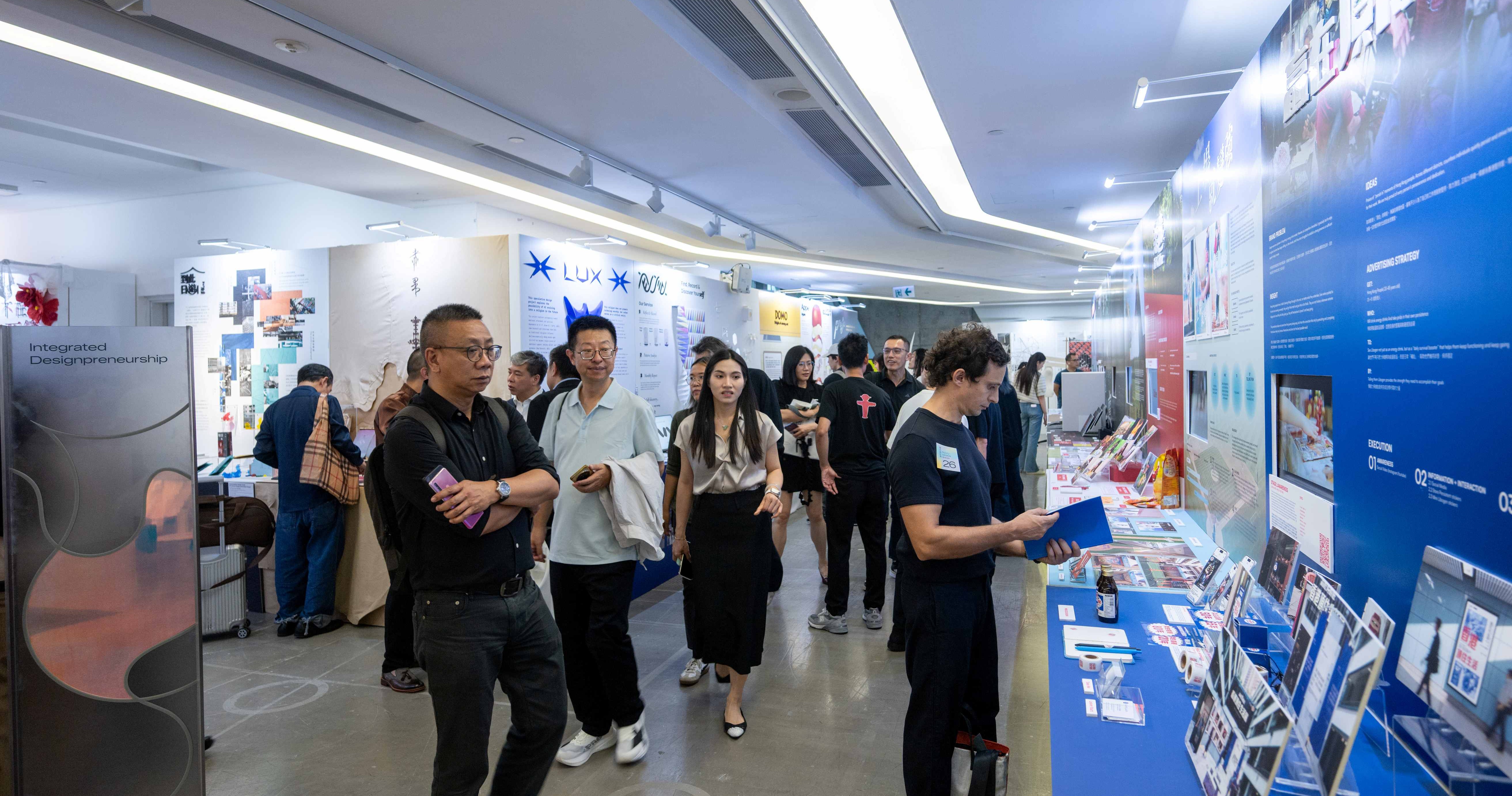 Mr Dennis Chan (left) introduced the upcoming “PolyU Design Vectors Programme” at the ceremony.