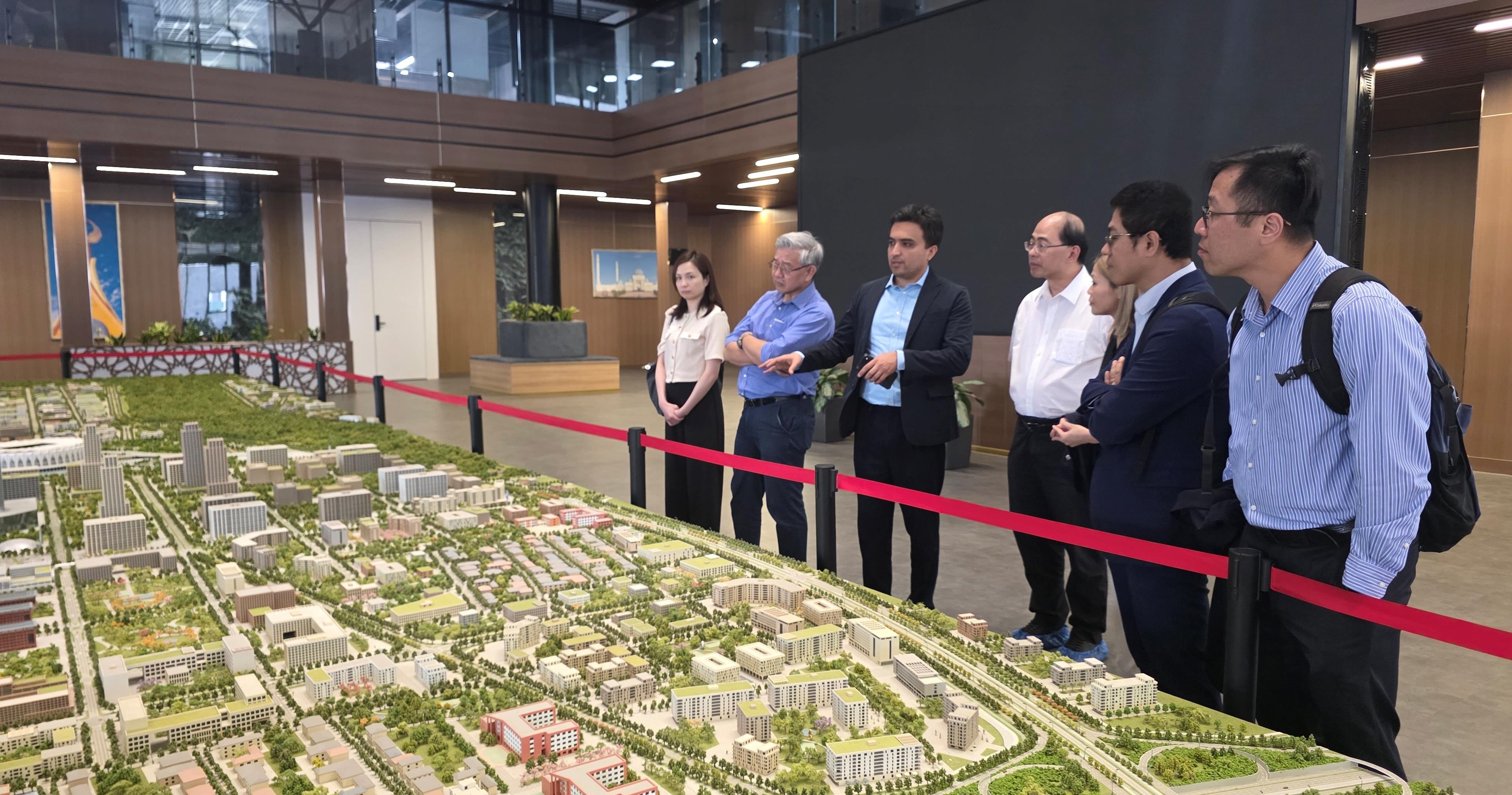理大代表团参观新乌兹别克斯坦大学的新校园建设工地。