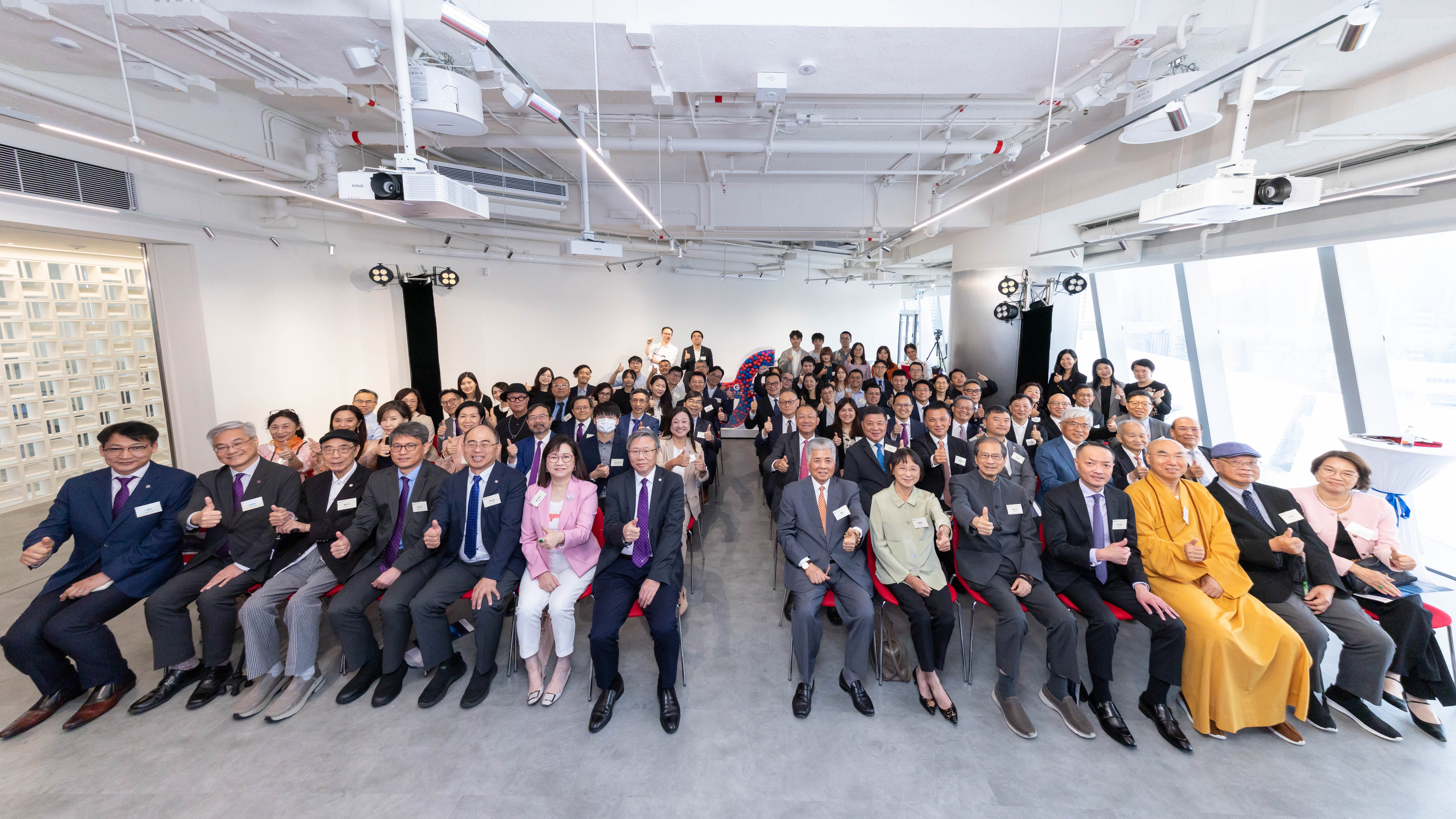 The attending guests took a group photo at the ceremony.